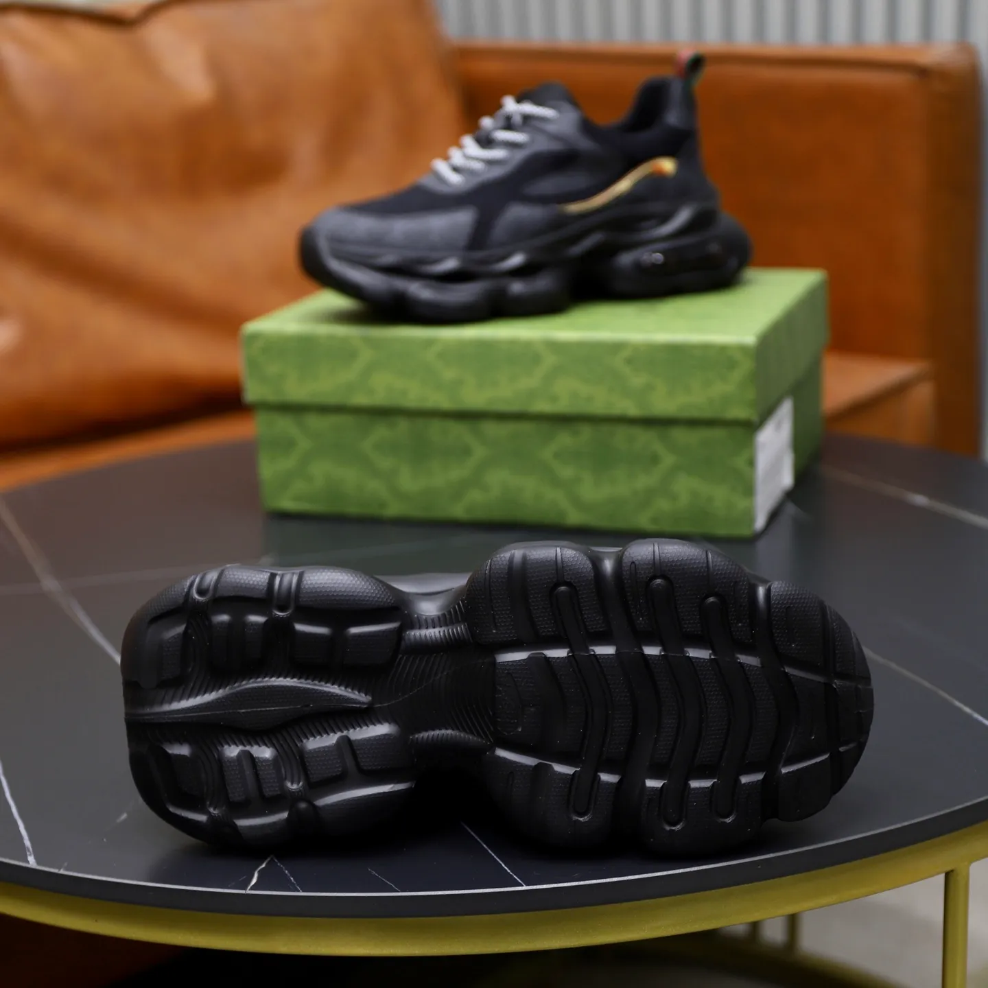 Ex-factory price: 462💰🙅‍♂️🙅‍♂️🙅‍♂️ Brand: Gucci GUCCi Standard code: 38-44 (45 customized) Grade: Same as the official website Material: Original cowhide material spliced with brand cloth Comfortable and breathable lining Lightweight and wear-resistant sports outsole Style category: Men's fashion casual shoes Running sports shoes Distinguished luxury brand elements Top luxury color: actual picture color